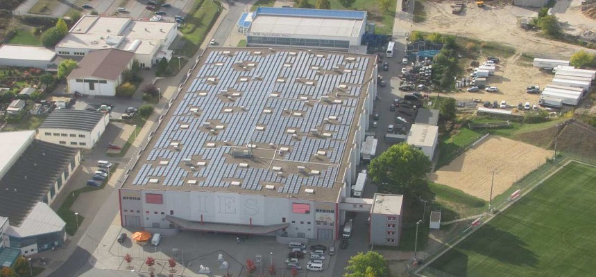 Große Solaranlage mit 438 kWp in Riesa (Erdgasarena). Erbaut bzw. errichtet im Jahr 2011.