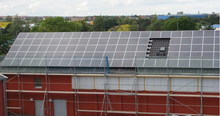 Bild 01 - Solaranlage am Sportzentrum Mittelschule Riesa mit einer Leistung von 38 kWp